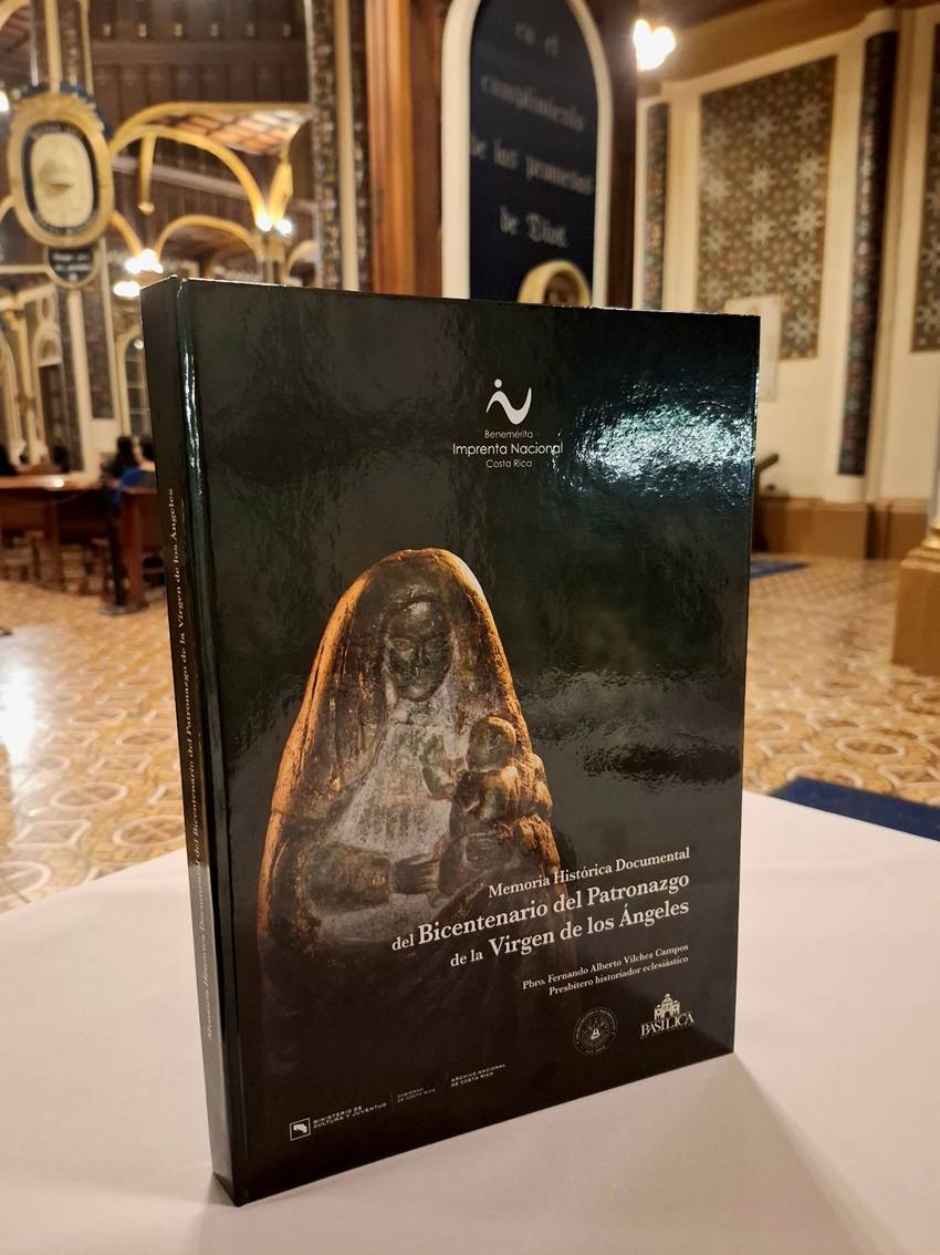 Fotograf&iacute;a del libro Memoria Hist&oacute;rica Documental del Bicentenario de la Virgen de los &Aacute;ngeles, en la portada aparece la imagen de piedra de la virgen y logotipos de instituciones