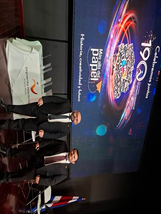 El director general, Jorge Castro y el Viceministro de Gobernaci&oacute;n, Omer Badilla, posan en el escenario de la celebraci&oacute;n del 190 aniversario de la Imprenta Nacional.
