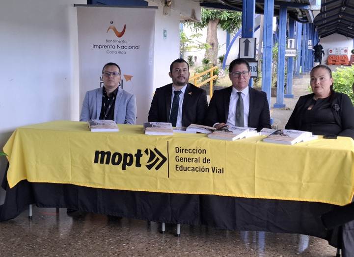 Director de la Imprenta Nacional y autoridades del MOPT en la mesa principal de la conferencia de prensa sobre manuales del conductor.